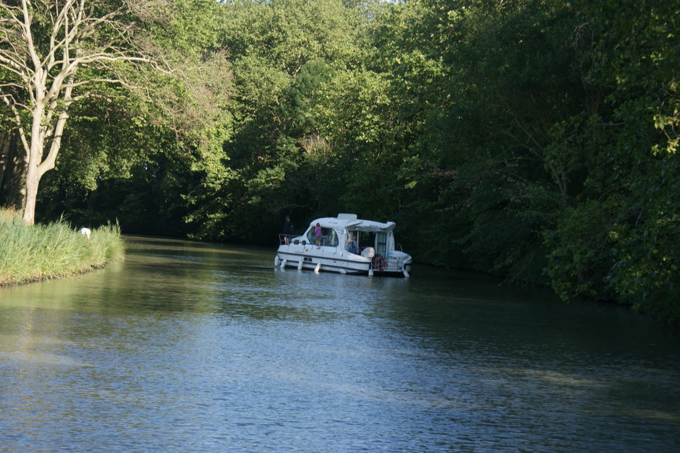 flodbåd på canal du midi i frankrig