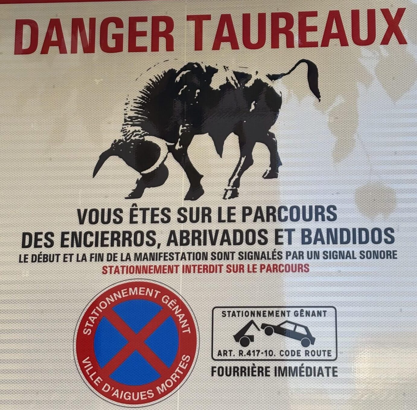 panneau à Aigues-Mortes, France, pour la fête votive.